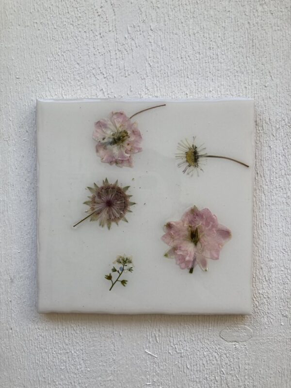 Bloementegeltje wit, roze mix bloemen