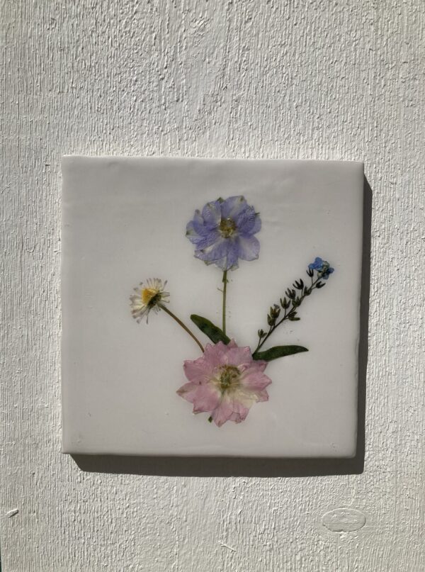 Bloementegeltje wit boeketje